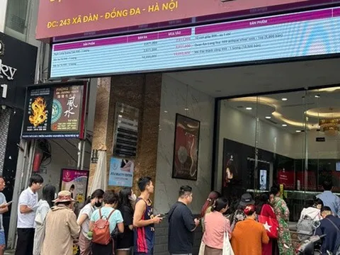 Bạc tăng lên đỉnh mọi thời đại, người Hà Nội xếp hàng mua từ sáng sớm