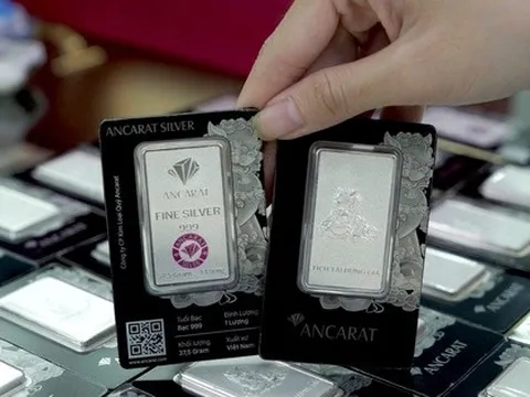 Người mua bạc lãi đậm trong vòng 1 năm qua