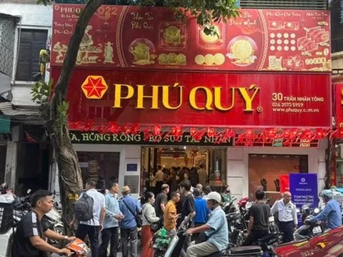 Giá bạc leo thang, người dân nườm nượp xếp hàng từ 6 giờ sáng