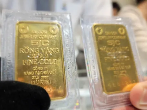 Sáng 17-10, giá vàng miếng SJC cao khó tin - thị trường tự do rao tới 175 triệu đồng