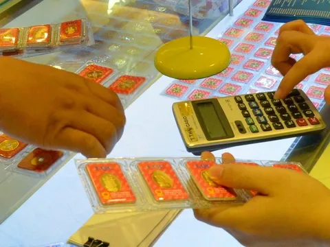 Giá vàng hôm nay, 17-10: Vàng thế giới tăng hàng trăm USD
