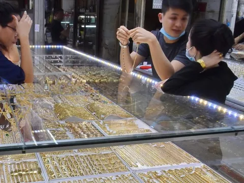 Giá vàng hôm nay 23-10: Vàng thế giới giảm mạnh, áp lực bán tháo tiếp diễn