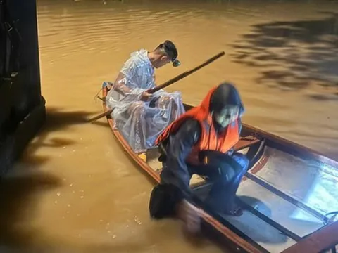 Mưa to, thủy điện xả nước, người dân Đà Nẵng chạy lũ trong đêm