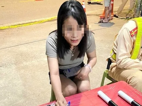 Nữ tài xế vi phạm nồng độ cồn vượt mức kịch khung, hất văng máy đo của cảnh sát