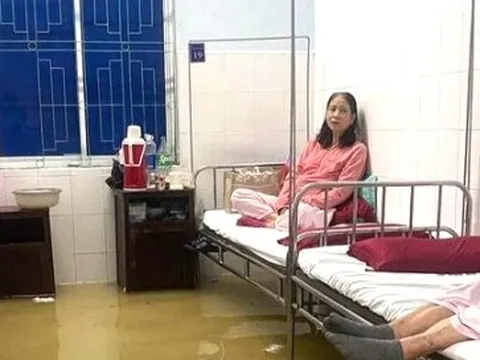 Bệnh viện lớn nhất miền Trung ngập nước, bác sĩ, bệnh nhân bì bõm chạy lũ