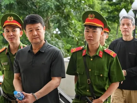 Cảnh sát dẫn giải nhóm bị cáo trong vụ đánh bạc 106 triệu USD tại khách sạn Pullman