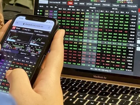 Cổ phiếu ngân hàng dẫn dắt đà hồi phục, VN-Index tăng “bốc đầu” gần 60 điểm từ đáy