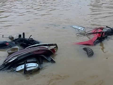 Cận cảnh đường phố Huế khi nước lũ bắt đầu rút