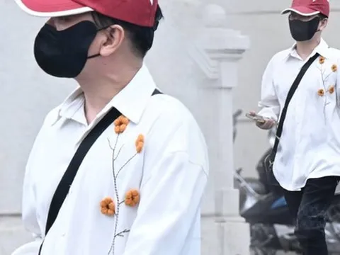 Ảnh, clip: Ca sĩ Vũ Hà đổi trang phục, lộ vẻ căng thẳng trong buổi chiều xét xử vụ đánh bạc ở khách sạn Pullman