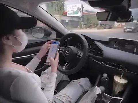 Xác minh clip cô gái thả 2 tay, lướt điện thoại khi lái ô tô