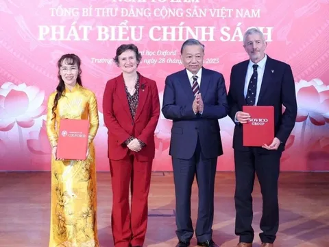 Tiến sĩ Nguyễn Thị Phương Thảo góp 13,7 triệu bảng Anh cho quỹ học bổng của đại học Oxford