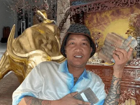 Bên trong căn nhà "dát vàng" của Huấn Hoa Hồng