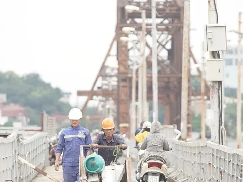 Cầu Long Biên được quây tôn, hạn chế lưu thông để trùng tu