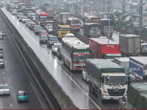 Hà Nội mịt mờ trong mưa lạnh, đường phố ùn tắc đến gần trưa