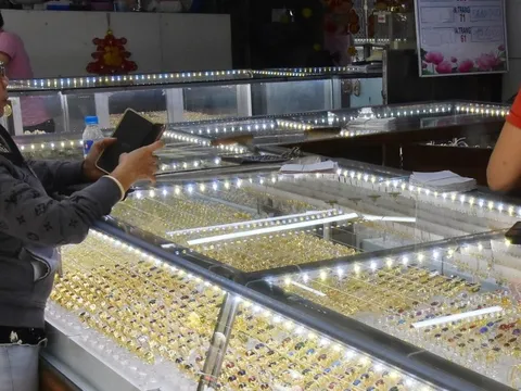 Giá vàng hôm nay, 31-10: Giá vàng thế giới tăng 110 USD