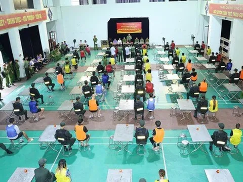 Hình ảnh bắt 66 đối tượng trong tổ chức lừa đảo tại Campuchia do “bà trùm” người Việt cầm đầu