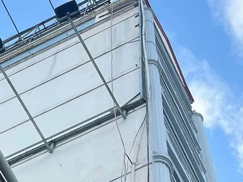 Thợ sơn rơi từ tầng cao xuống đất ở trung tâm TP HCM