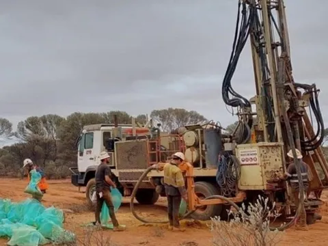 Khoan ‘nhẹ’ 64 lỗ đã gặp ngay nguồn đất hiếm siêu chất lượng - CEO công ty khai thác không tin vào mắt mình: ‘Lần đầu tiên chúng tôi gặp hiện tượng lạ này’