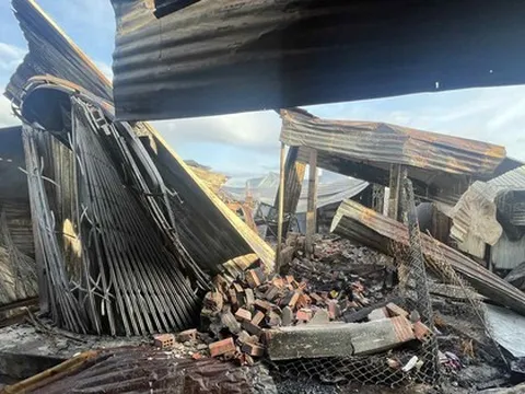 Hiện trường đổ nát ở chợ Bình Dương sau vụ cháy bất ngờ trong đêm