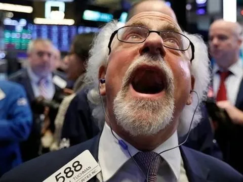 Các cá voi “xả” gần 2 tỷ USD Bitcoin ngay trước khi BTC rơi thủng 100.000 USD