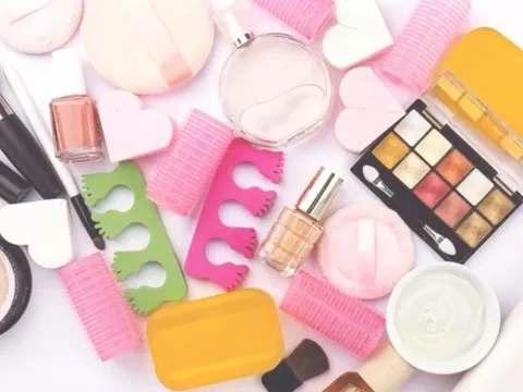 Nhận được tin báo, cảnh sát đột kích 1 kho hàng, tịch thu lượng lớn dầu gội giả Sunsilk, Dove, Head & Shoulders, Pantene... đang chuẩn bị tuồn ra thị trường