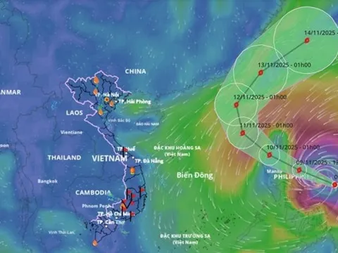 Bão Fung-Wong tiệm cận cấp siêu bão, di chuyển nhanh, sáng mai vào Biển Đông