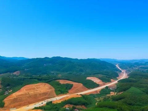 Gần 200 mũi thi công, hơn 1.600 công nhân và 1.400 máy móc đẩy nhanh tiến độ, quyết hoàn thành cao tốc 105km theo chỉ đạo của Thủ tướng