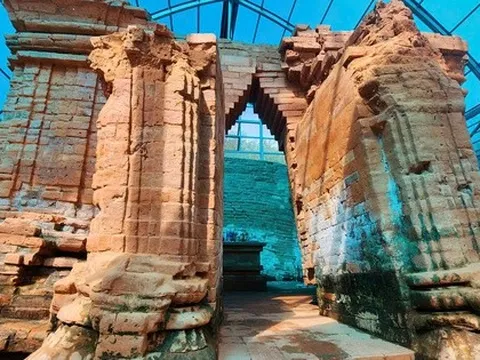 Bị Phó Chủ tịch TP Huế phê bình, cuộc "giải cứu" tháp Chăm hơn 1.200 năm tuổi ra sao?