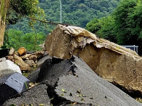 Mưa lớn gây sạt lở, Đà Nẵng tạm phong tỏa đường lên bán đảo Sơn Trà