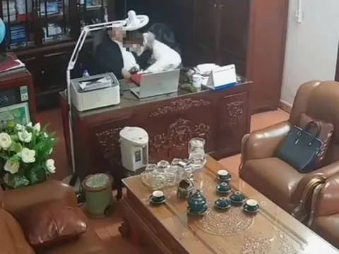 Người đàn ông "thân mật" với nhiều phụ nữ: Chủ tịch Hội đồng trường là gì?