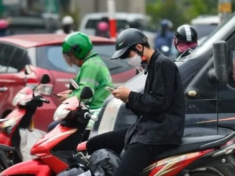 Dùng điện thoại di động khi dừng đèn đỏ có bị xử phạt?