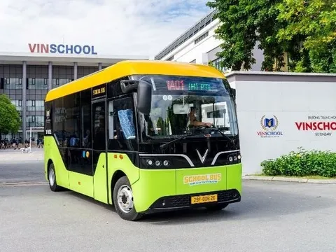 Tỷ phú Phạm Nhật Vượng lần đầu tiên ra mắt xe điện học đường tại Việt Nam, đảm bảo không bỏ sót học sinh