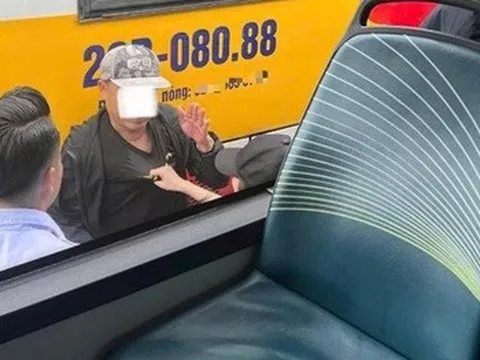 Bị động chạm vào cơ thể, nữ sinh 18 tuổi khống chế người đàn ông ở bến xe