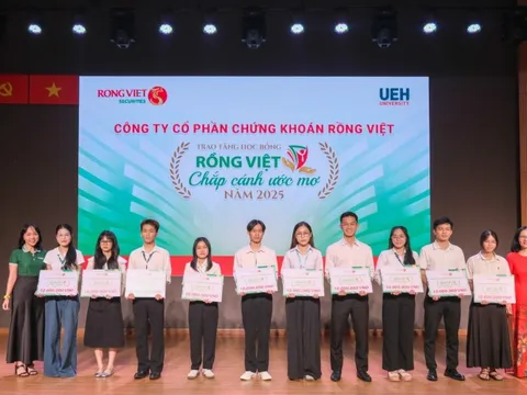 Chứng khoán Rồng Việt trao nửa tỷ đồng học bổng cho sinh viên 12 trường đại học