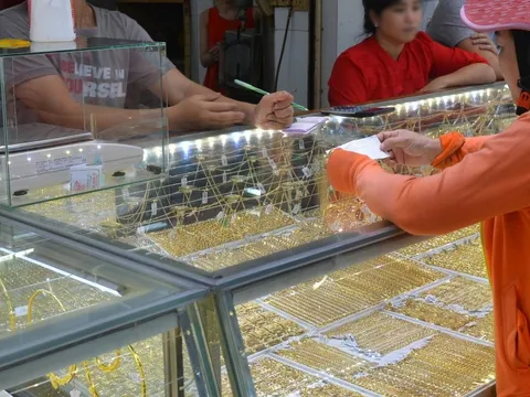 Giá vàng hôm nay 12-11: Đảo chiều lao xuống