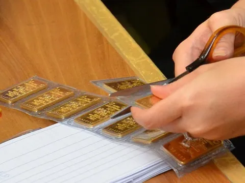 Giá vàng hôm nay 13-11: Vàng thế giới tăng gần 100 USD