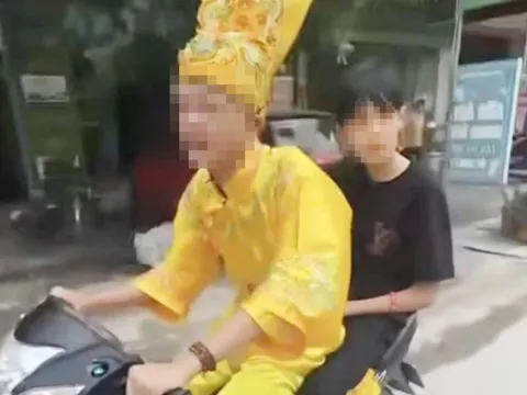 ‘Táo giao thông’ phóng xe không mũ, bị Cảnh sát giao thông xử phạt hàng loạt lỗi