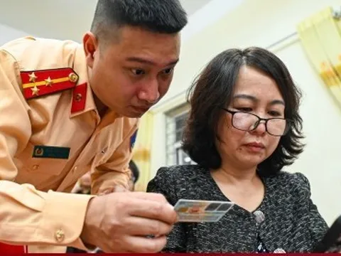 Công an Hà Nội tới từng khu phố hỗ trợ người dân làm sạch dữ liệu đăng ký xe