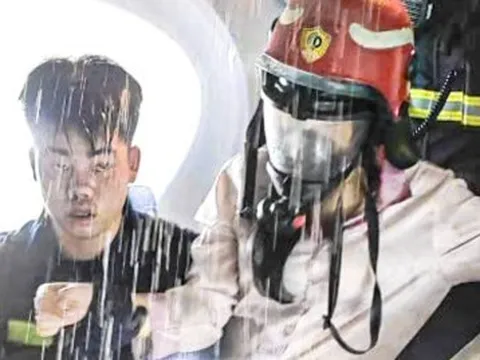 Ngôi nhà 7 tầng cháy ở Hà Nội, cảnh sát kịp thời giải cứu một phụ nữ mắc kẹt