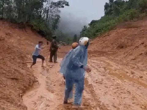 Clip: Kịp chạy thoát chết trong sạt lở đất ở Đà Nẵng