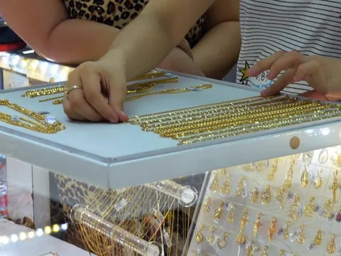 Giá vàng hôm nay 15-11: Vàng thế giới "bốc hơi" 118 USD