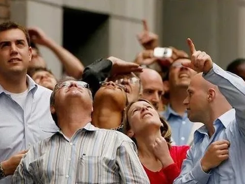 VN-Index bất ngờ đảo chiều hồi phục với thanh khoản thấp: Đáy quanh đây hay chỉ là nhịp "bull trap"?