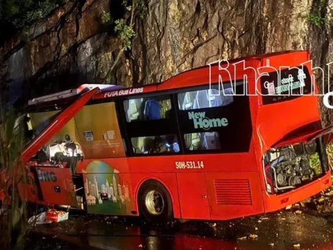 Hiện trường vụ sạt lở núi đè lên xe khách Phương Trang khiến 6 người chết, 16 người bị thương