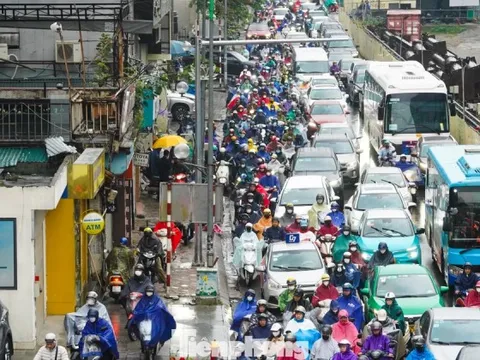 Hà Nội chìm trong mưa lạnh, đường phố kẹt cứng từ sáng sớm