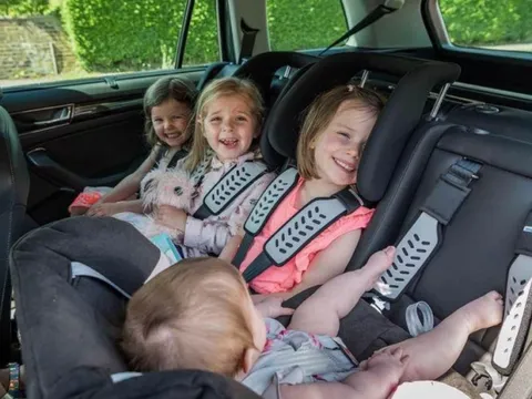 Cục CSGT: Người dân có thể sử dụng đai trẻ em, ghế trẻ em hoặc đệm trẻ em trên ô tô