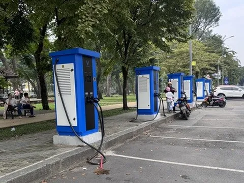 Trạm sạc ô tô điện VinFast xuất hiện ngày càng nhiều ở trung tâm TP HCM