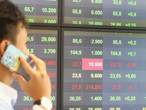 Chứng khoán Việt Nam ngày 18-11 ngược dòng thế giới, cổ phiếu Vingroup tiếp tục tăng