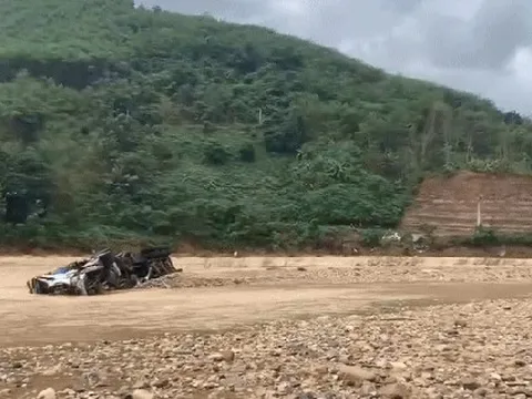 CLIP: Xe đầu kéo bị lũ "vò nát", cả 100 người tìm kiếm tài xế mất tích