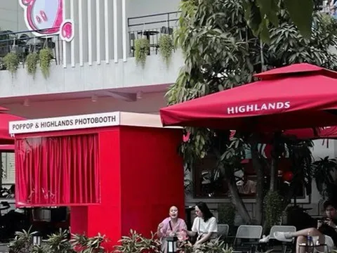 Chiêu hút khách mới của ông lớn Highlands Coffee: Đặt photobooth tại cửa hàng, cứ mua nước là được chụp ảnh free