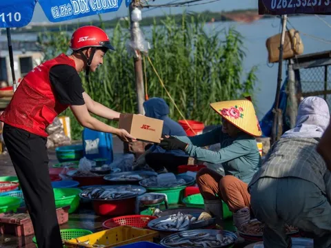 Từ cơn sốt mua sắm mùa sale đến thói quen "gửi hàng tức thì"